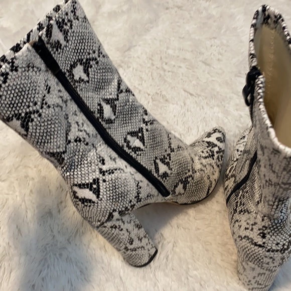 Rumbidza Pointy Toe Calf Height Boot - Picture 4 of 6